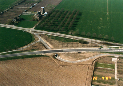 847356 Luchtfoto van de fietstunnel onder de Graaf van Lynden van Sandenburgweg (onderdeel van de S13, de secundaire ...